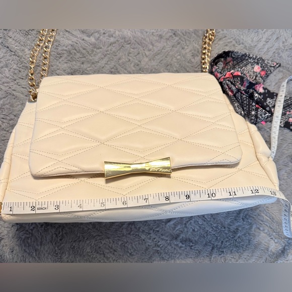 NWT! Betsey Johnson White Quilted Shoulder Bag - Picture 6 of 11